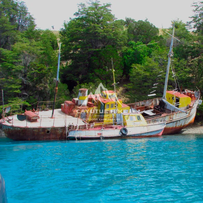 Barcos abandonados en sector Capillas de Mármol Chile