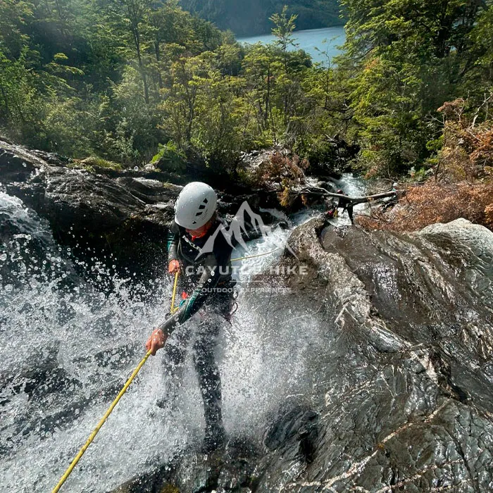 Turista en descenso de cascada en la Patagonia