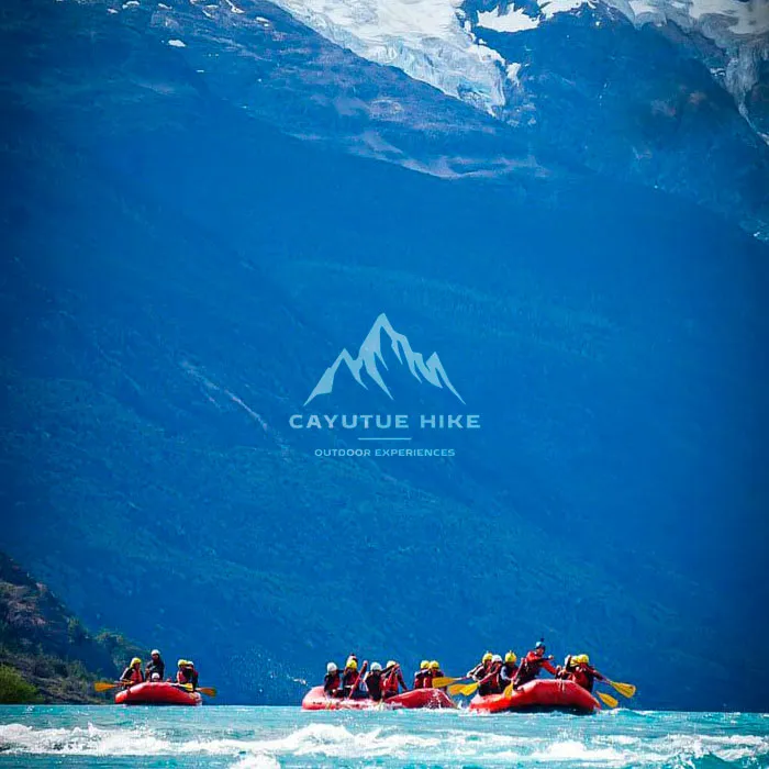 Grupo de Turistas en Rafting en la Patagonia de Chile