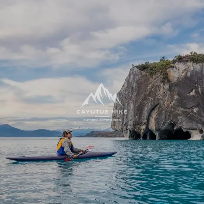 Turista en Kayak recorriendo el Santuario Capillas de Mármol en la Patagonia