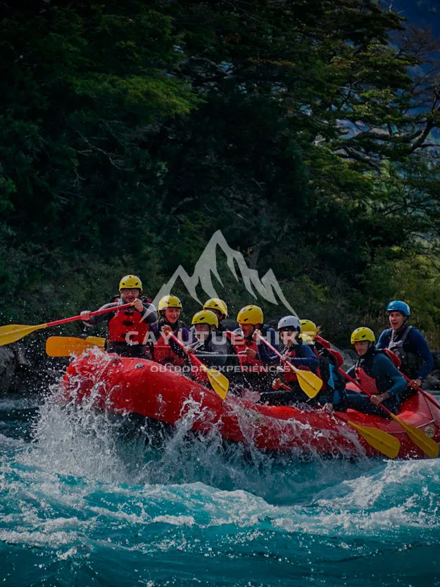 Turistas en rafting Rio Baker y Neff Patagonia Chile